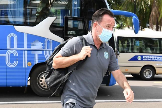 苏知鱼和苏知非根本没来得及反应，就已经被对方制服。